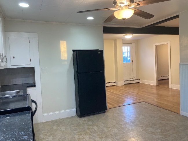 Building Photo - 28 1/2 Grove St