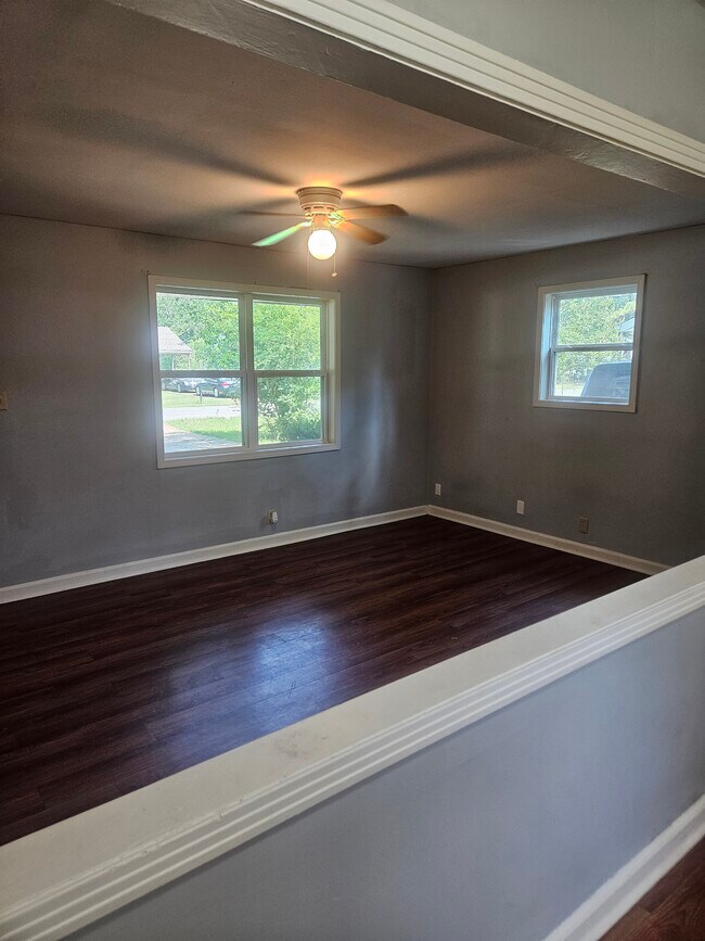 Building Photo - 2213 Fairfield Dr