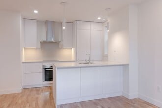 Building Photo - 5530 Ch De La Côte-Saint-Luc