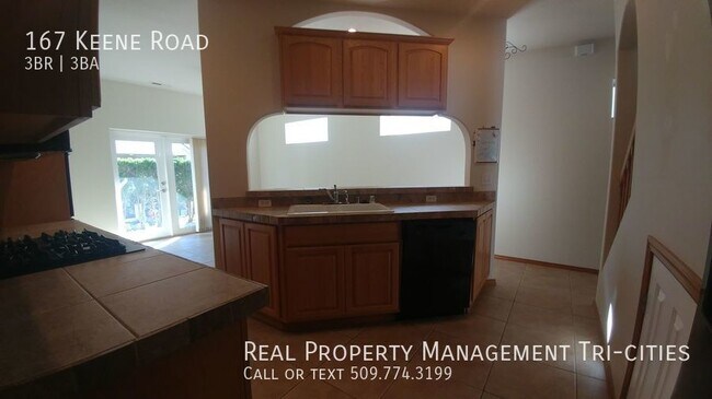 Building Photo - Great South Richland Location with 3 Maste...