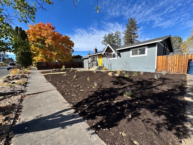 Foto del edificio - FOR RENT: UNFURNISHED: - Super Sweet Cottage style home in Midtown Bend.