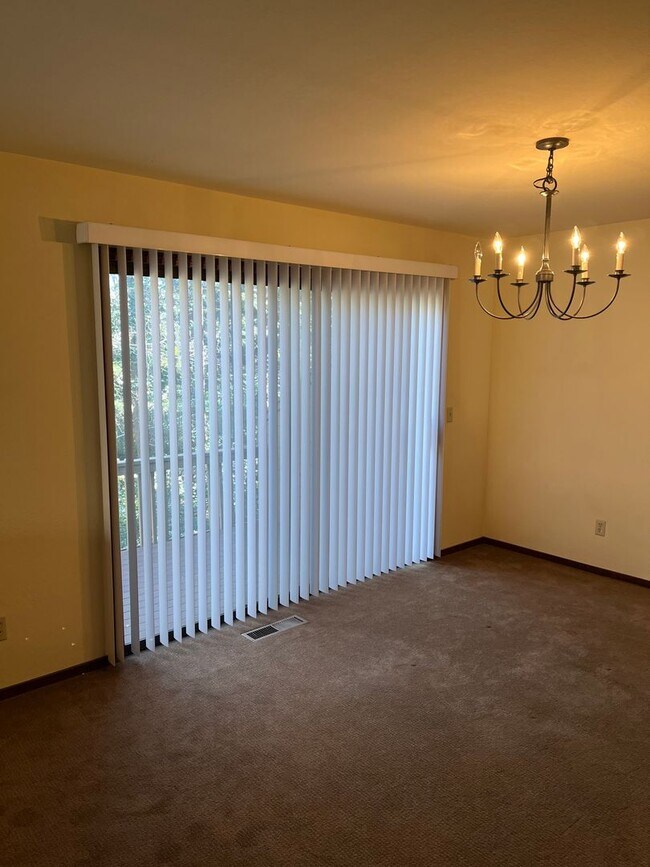 Building Photo - Northeast Santa Rosa 3 bedroom 3 bathroom ...