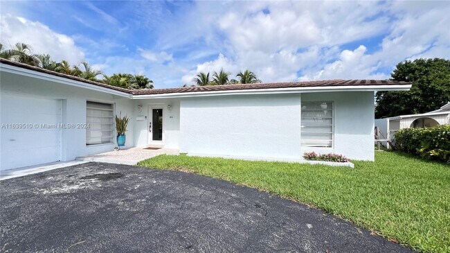Building Photo - 19830 Bel Aire Dr