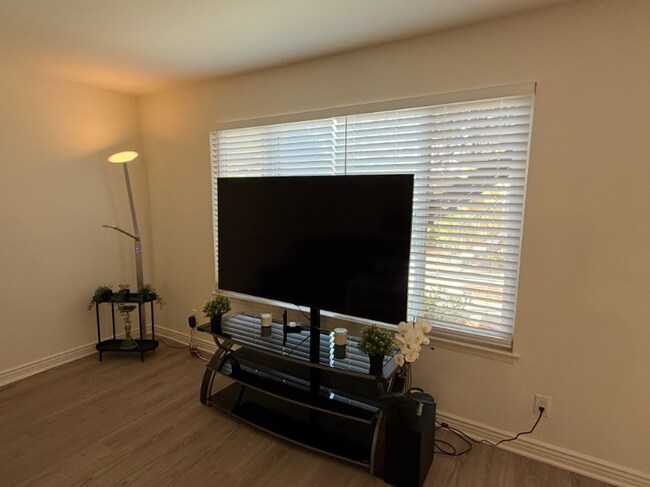 Building Photo - 1000 Estes St