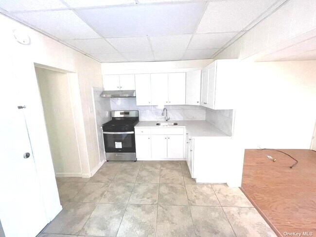 Building Photo - 112 Stryker St