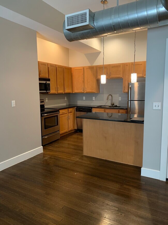 Cocina con amplio espacio de almacenamiento y acero inoxidable. - 14 E Washington St