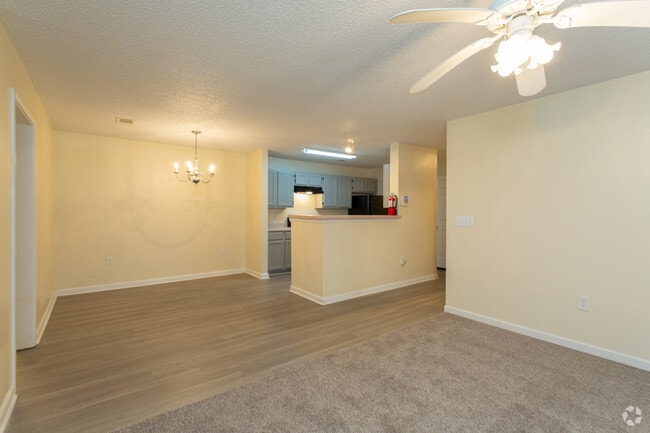 2BR, 2BA -1100 SF - Chase Park