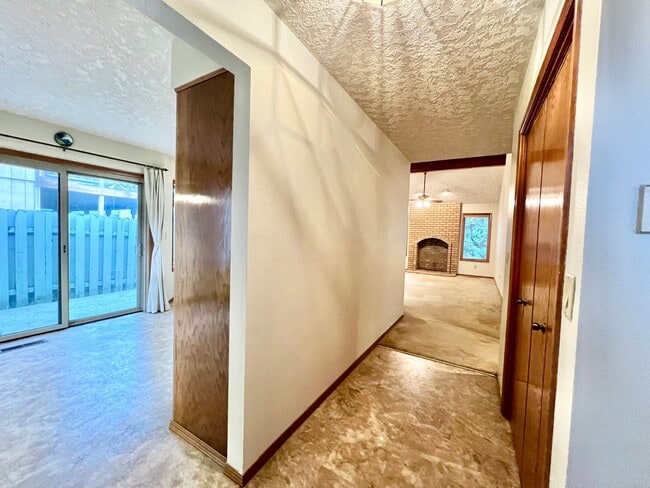 Building Photo - Spacious 3 BD/2BA Home Near Mt.Tabor w/2 C...