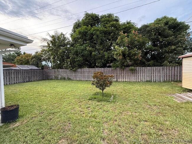 Building Photo - 817 Elm Rd