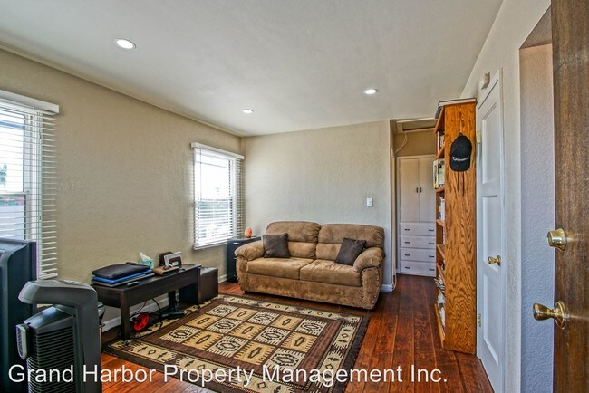 Building Photo - 1138 W 164th St