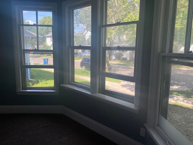 Building Photo - 418 Locust - 3 Bed/1 Bath House Near WMU/K...