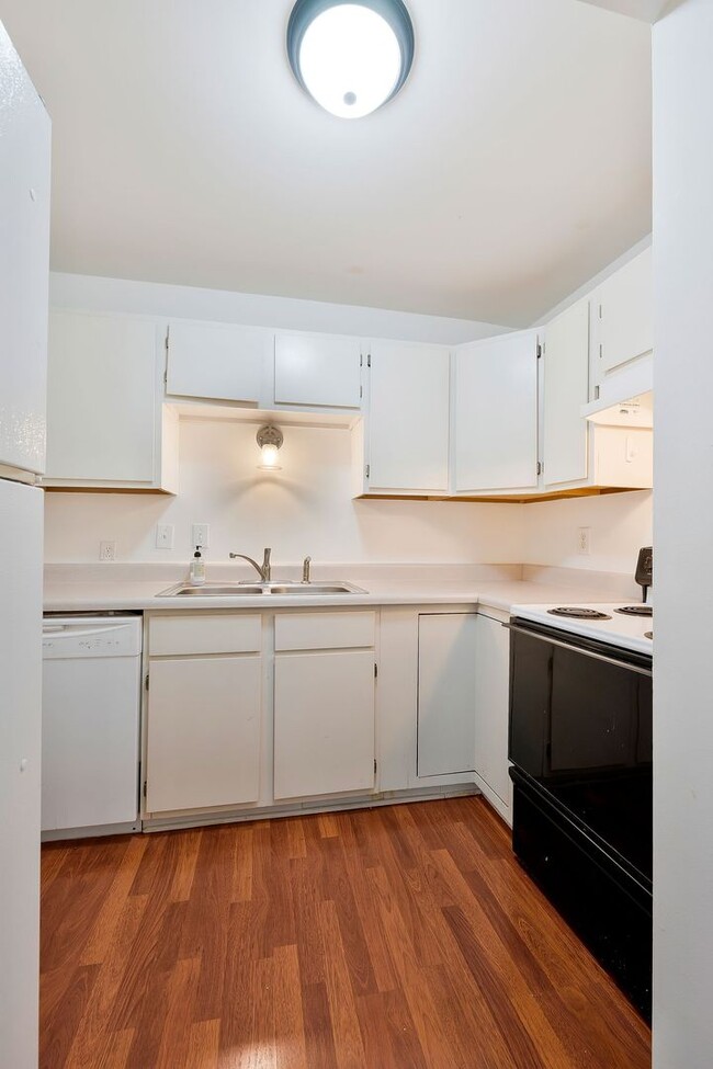 Building Photo - Great 1BE/1BA Condo in the heart of Belmon...
