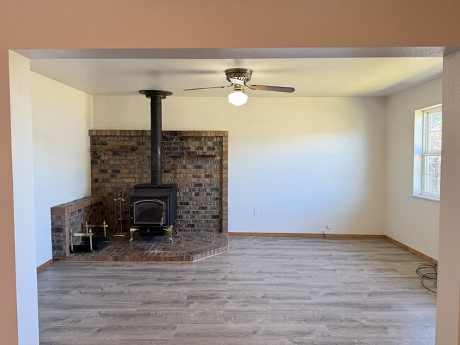 Building Photo - 304 Oak St