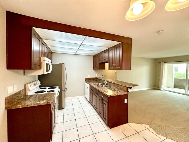 Building Photo - Charming 2 Bedroom, 1 Bath condo in lovely...