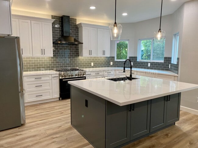 Building Photo - 2927 E Solar Ave