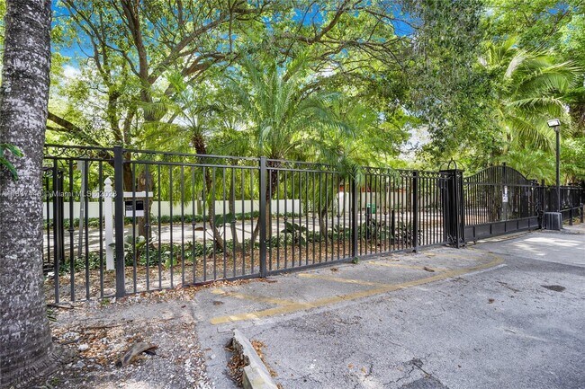 Foto del edificio - 3245 Virginia St