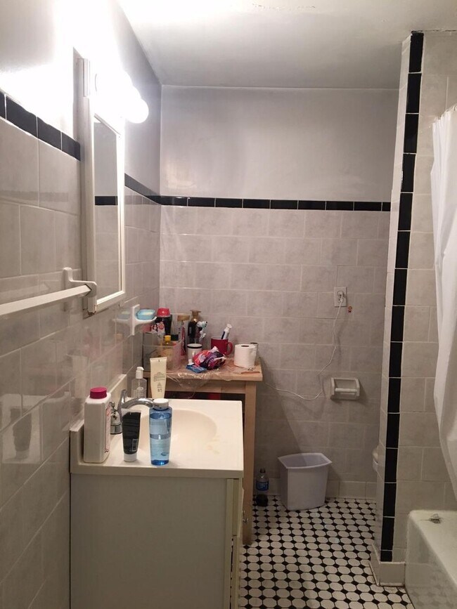 Foto del edificio - Spacious 4-Bed Condo in Brookline – Steps ...