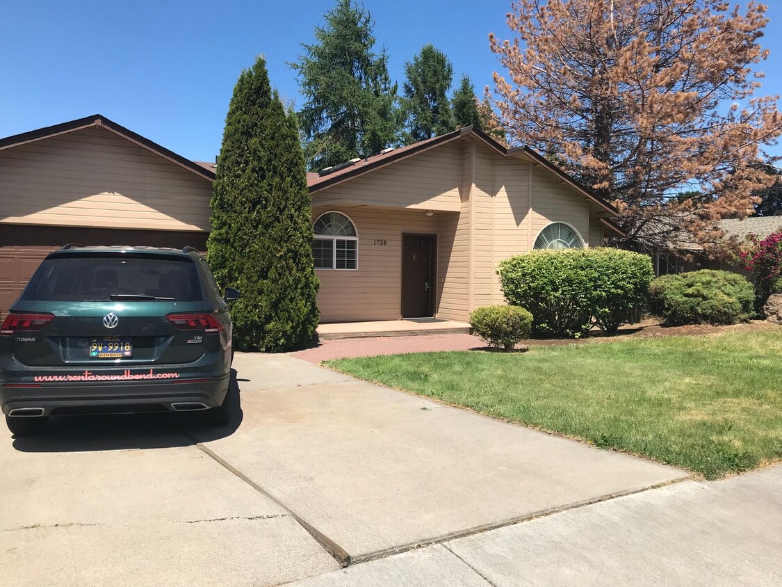 Foto principal - Single level home in NE Bend, huge yard an...