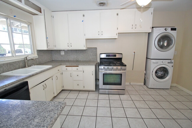 Foto del edificio - 9310 Crebs Ave