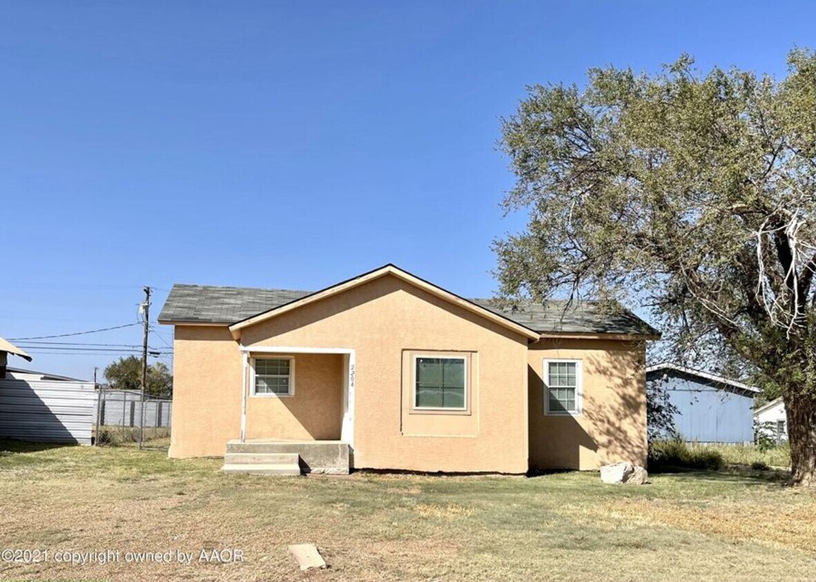 Primary Photo - 2 bed/ 1 bath full stucco home with fenced...
