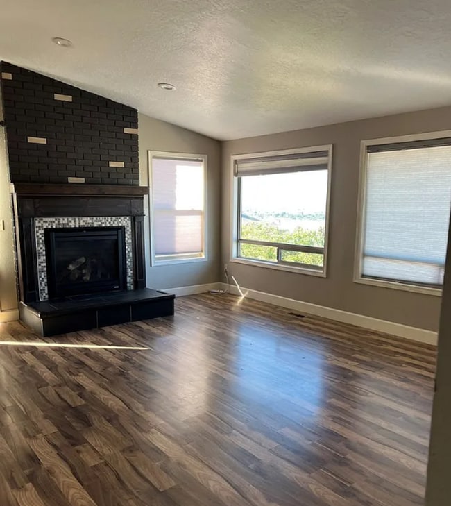 Building Photo - 4 Bedroom, 3 Bathroom Home - Located in Moyina Heights!