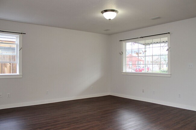Building Photo - Sensational South Tabor 3 Bedroom Home w/L...