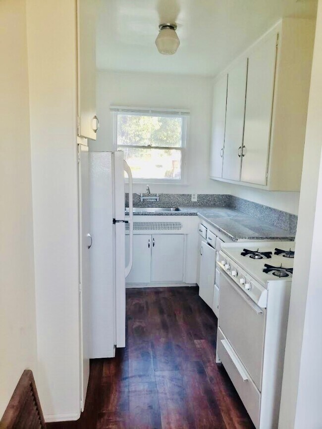 Kitchen - 2612 W Wyoming Ave