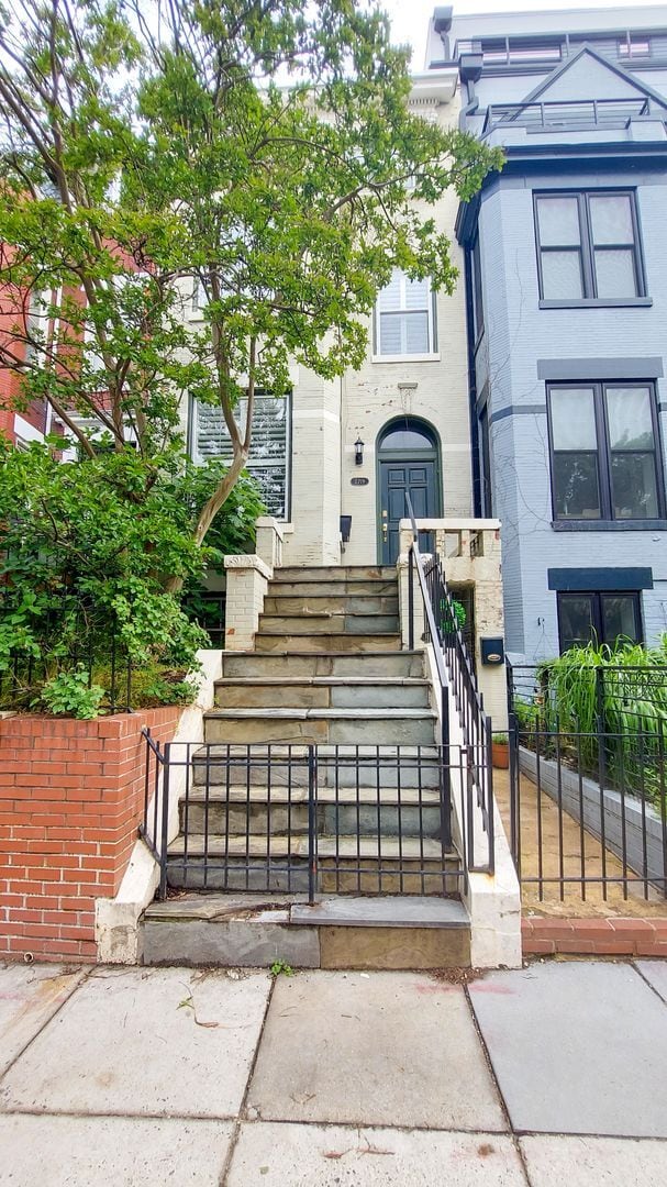 Building Photo - 2719 Ontario Rd NW