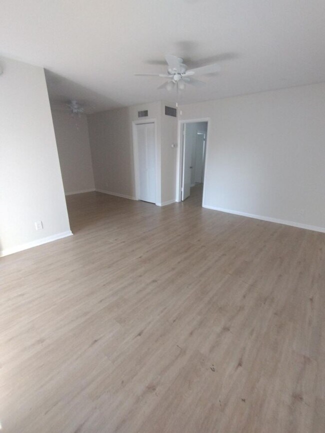 Building Photo - Newly Renovated Apartment Unit!