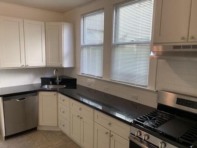 Foto del edificio - Large remodeled eat in kitchen