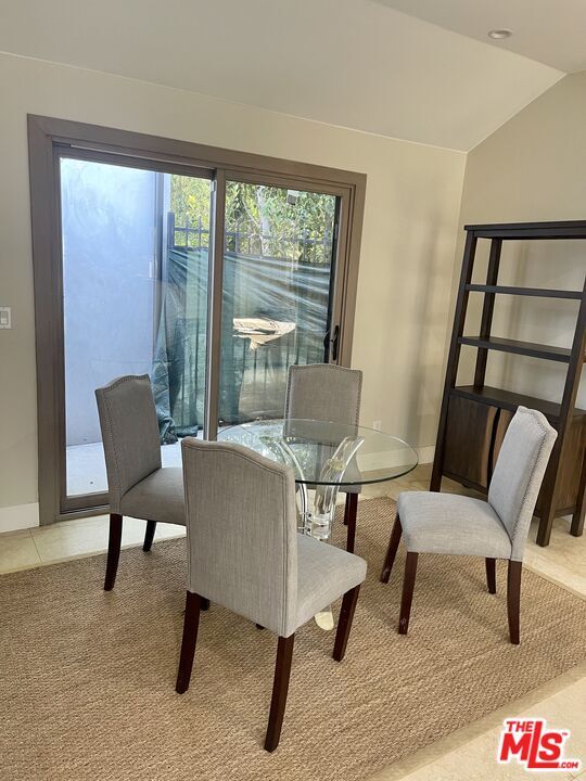 Foto del edificio - 625 N Elm Dr