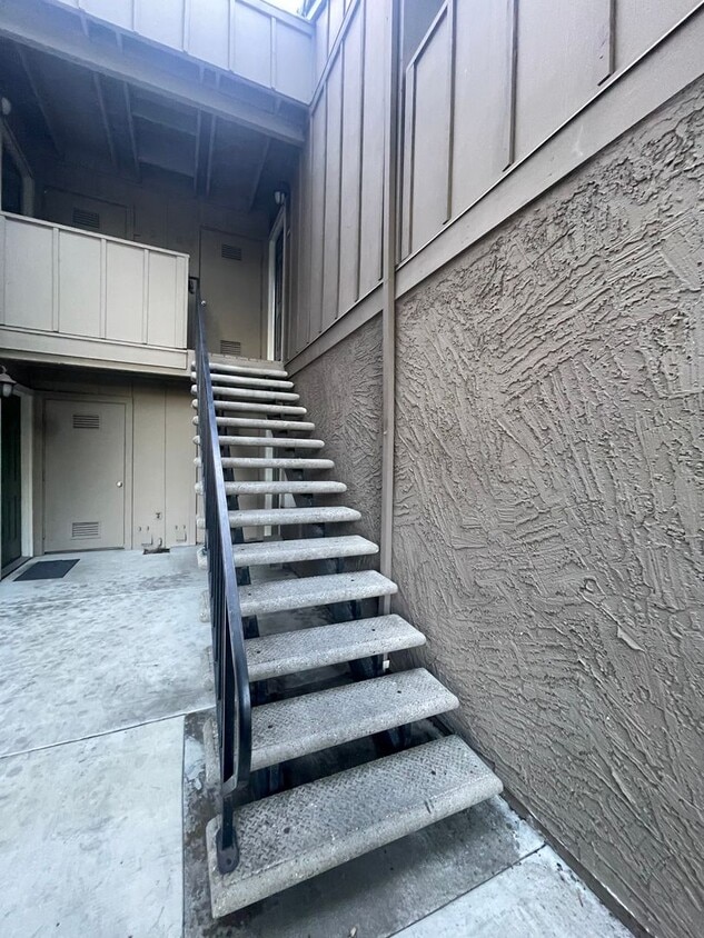 Building Photo - Wonderful Updated 2 Bedroom 2 Bath Upstair...