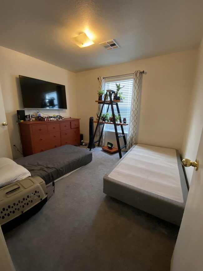 Foto del edificio - 421 Dayflower Ln