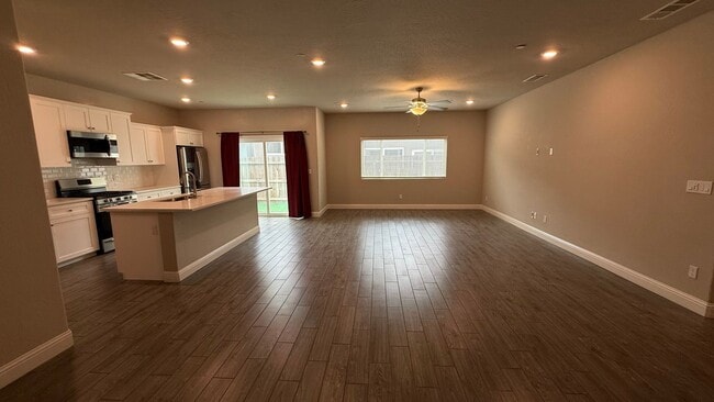 Building Photo - Just Reduced!! 3 Bedroom, 2 Bath located in of Fresno, CA