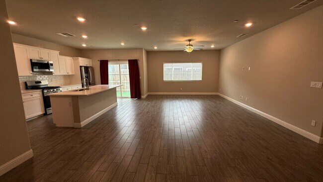 Foto del edificio - Just Reduced!! 3 Bedroom, 2 Bath located in of Fresno, CA