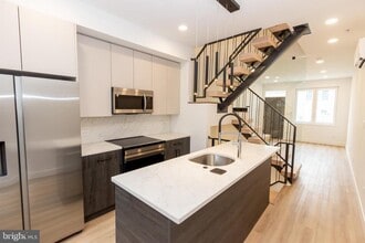 Building Photo - 1544 N Darien St