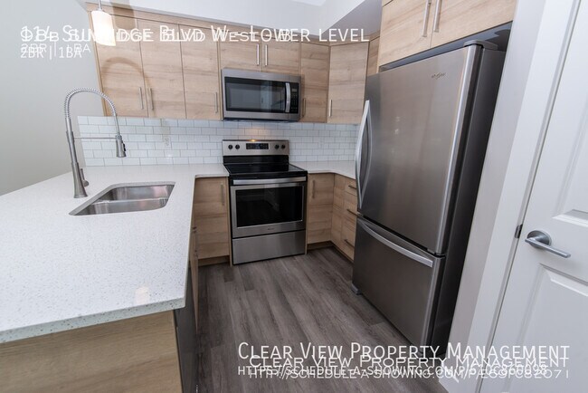 Photo du bâtiment - Amazing 2-bedroom, 1-bathroom suite with zero scaped yard!