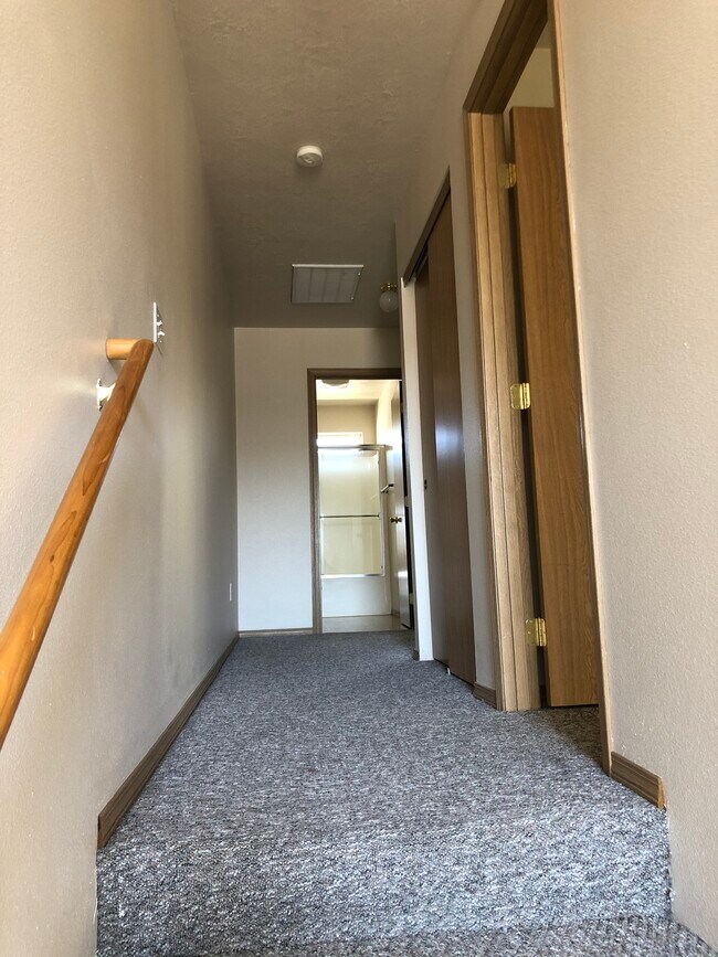 upstairs hall - 5531 Glenridge Way