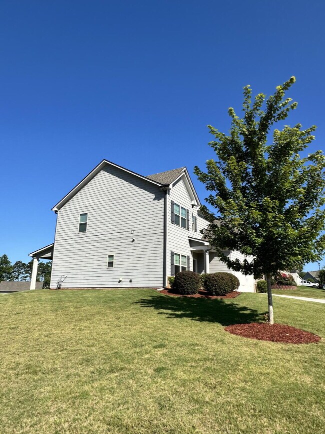 Foto del edificio - Beautiful 4BR Home in Mundy Mill | Corner Lot | Resort-Style Amenities