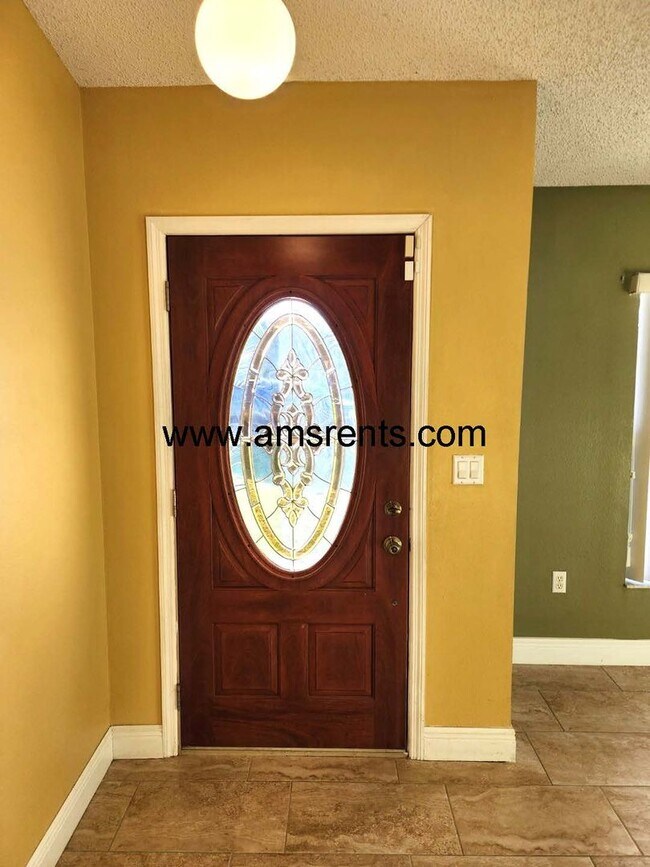 Foto del edificio - Large 4/2 Home With 2 Car Garage In Poinciana