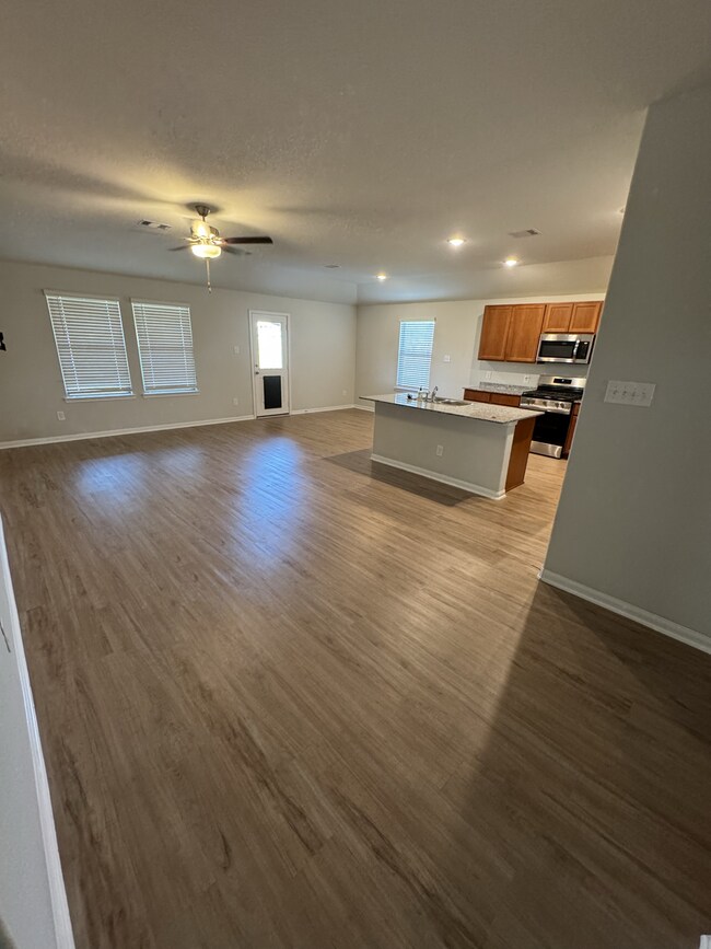 Building Photo - 820 Clear Vly Ln