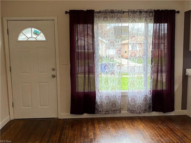 Building Photo - Renovated 3 Bedroom Home with 2 Full Baths