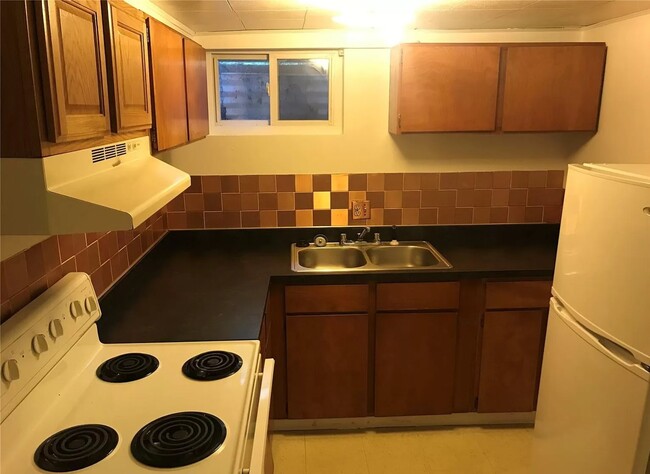 Building Photo - Garden level one bedroom just blocks from ...