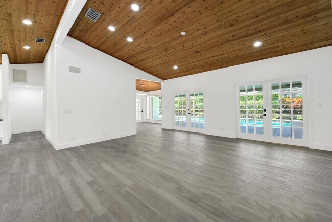 Building Photo - 3185 St James Dr