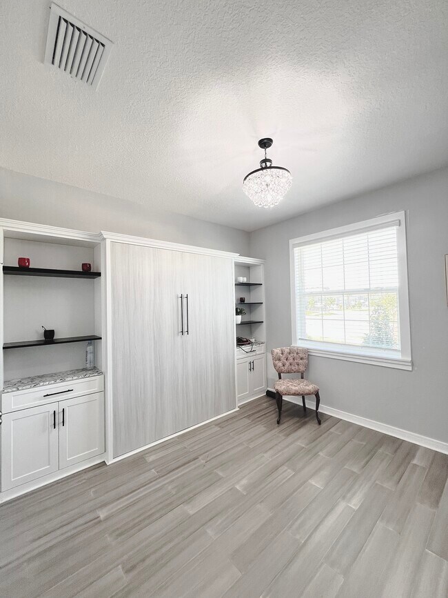 Guest bedroom - 7796 Stonebrook Cir