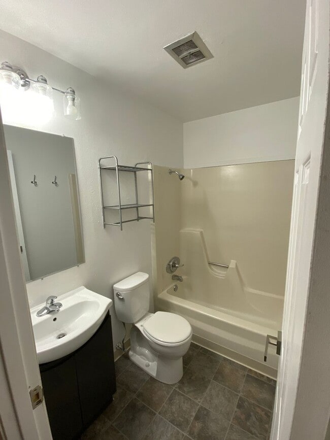 Building Photo - 405 E Southridge Rd