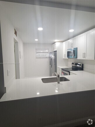 Building Photo - 1075 Riverside Dr