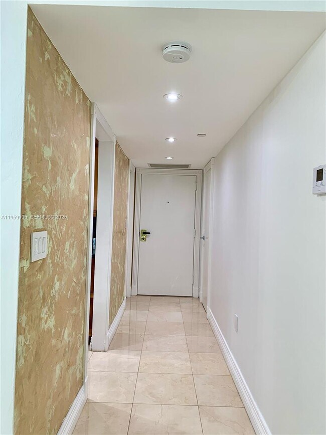 Foto del edificio - 555 NE 15th St