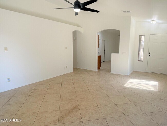 Foto del edificio - 3264 E Waterman St