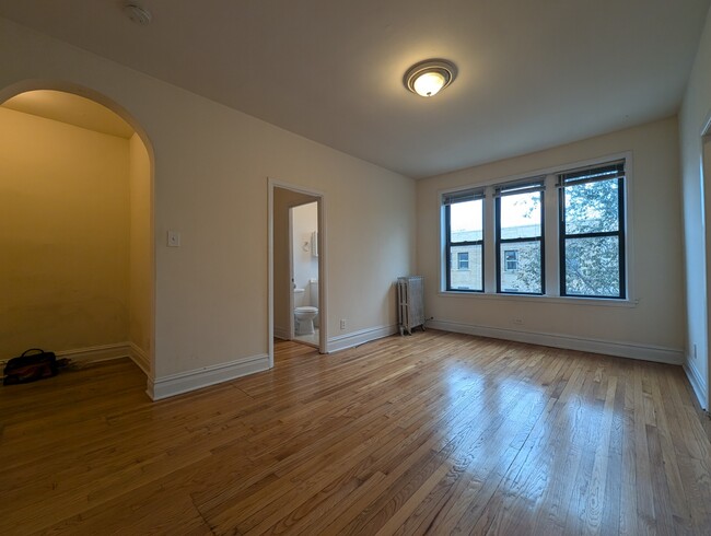 Building Photo - 2704 N Sawyer Ave